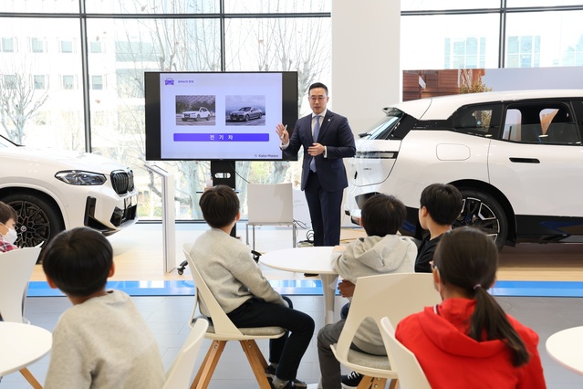 ▲ 코오롱모빌리티그룹 임직원이 학생들을 대상으로 진로교육 프로그램을 진행하고 있다. ⓒ코오롱모빌리티그룹