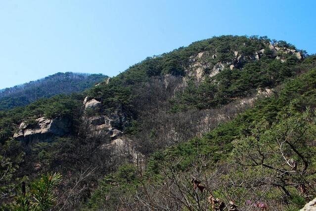 ▲ 상신리 방향으로 하산하면서 바라본 조봉산과 636봉.ⓒ진경수 山 애호가