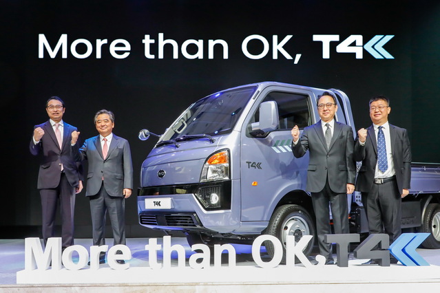 ▲ 6일 진행된 T4K 론칭 모습. 이영환 GS글로벌 대표(왼쪽 두 번째) 등이 포즈를 취했다. ⓒGS글로벌