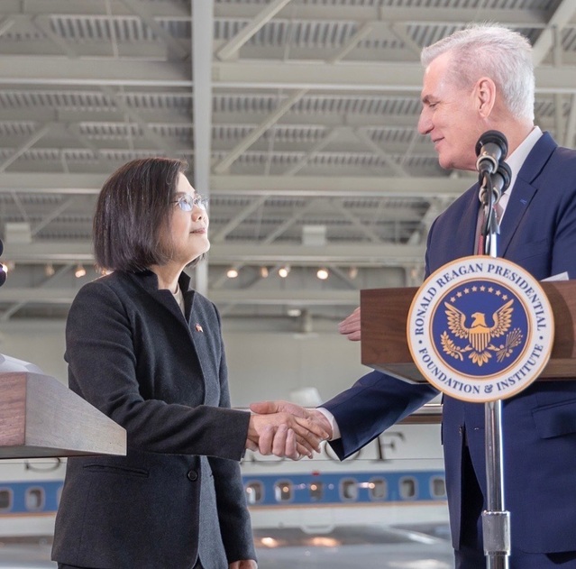 ▲ 차이잉원(왼쪽) 대만 총통이 5일(현지 시간) 미국 캘리포니아주 시미 밸리에 위치한 로널드 레이건 대통령 도서관에서 케빈 메카시 하원의장과 공동 기자회견을 가진 뒤 악수하고 있다. ⓒ차이잉원 대만 총통 인스타그램