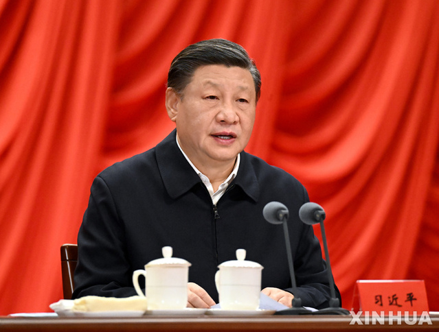 ▲ 시진핑 중국 국가주석이 지나 2월 7일 베이징에서 열린 신시대 중국 특색 사회주의 사상과 20차 당 대회 정신 연구 토론반 개강식에서 연설하고 있다. 이번 행사에는 새로 선출된 중국공산당 중앙위원회 위원들과 주요 관료들이 참석했다. ⓒ신화/뉴시스