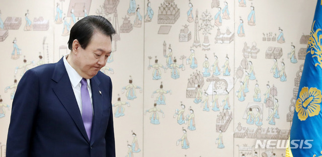 ▲ 윤석열 대통령이 6일 서울 용산 대통령실 청사에서 열린 김형두 헌법재판관 임명장 수여식에 입장하고 있다. ⓒ뉴시스