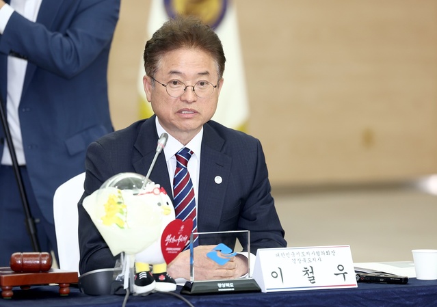 ▲ 이철우 대한민국시도지사협의회장은 “2030부산세계박람회는 부산만의 행사가 아니라 17개 시도가 공동으로 개최한다는 각오로 반드시 유치해 지방과 중앙의 새로운 협력모델을 만들어 내고, 자치조직권 강화 등을 통한 대한민국의 성숙한 지방자치를 세계인과 공유하고 확산하는 계기로 만들어야 한다”고 말했다.ⓒ경북도