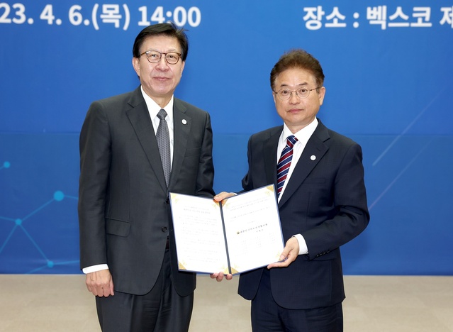 ▲ 이번 총회는 2030부산세계박람회 유치 현황 및 중앙지방협력회의 실무협의회 경과보고를 받고, 17개 지방정부의 지원방안들을 모색했으며, 유치지원을 위해 현수막 게첨과 공동결의문을 채택했다.ⓒ경북도