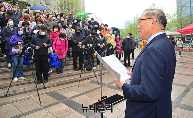 ▲ 이한중 전 양지회 회장이 6일 오후 광화문 서울파이낸스센터 앞에서 '종북주사파 실체'에 관해 발표하고 있다.ⓒ서성진 기자
