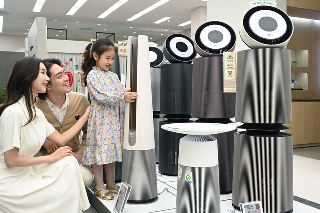 ▲ 인천 서구에 위치한 LG 베스트샵 검단점에서 모델들이 'LG클린UP 페스티벌' 행사 제품을 살펴보고 있는 모습 ⓒLG전자