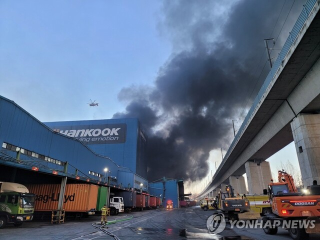 ▲ 지난달 12일 한국타이어 대전공장에서 화재가 발생한 모습. ⓒ연합뉴스