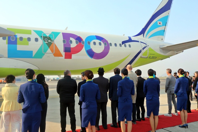 ▲ 7일 오전 김해국제공항 주기장에서 진행된 BIE 실사단 환송행사에서 실사단이 엑스포 도장이 새겨진 에어부산 랩핑 항공기를 관람하고 있다. ⓒ에어부산