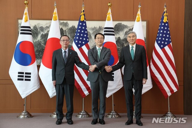 ▲ 김건(왼쪽 두 번째) 외교부 한반도평화교섭본부장, 성 김(오른쪽) 미 국무부 대북특별대표, 후나코시 다케히로(船越健裕) 일본 외무성 아시아·대양주국장이 7일 오전 서울 종로구 외교부에서 한미일 북핵수석대표 협의에 앞서 기념촬영을 하고 있다. (공동취재사진) ⓒ뉴시스