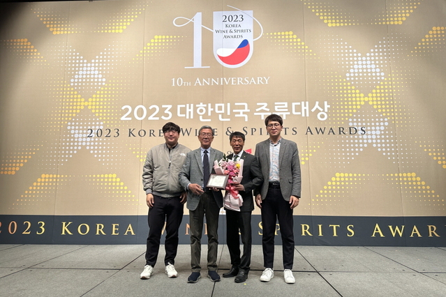 ▲ 예천군(군수 김학동) 용문면 소재 ㈜착한농부(대표 김상선)에서 새롭게 선보인 전통주 ‘춘희(春姬)’가 조선비즈가 주최하는 ‘2023 대한민국 주류 대상’에서 우리 술 증류주 부문 대상을 수상했다.ⓒ예천군