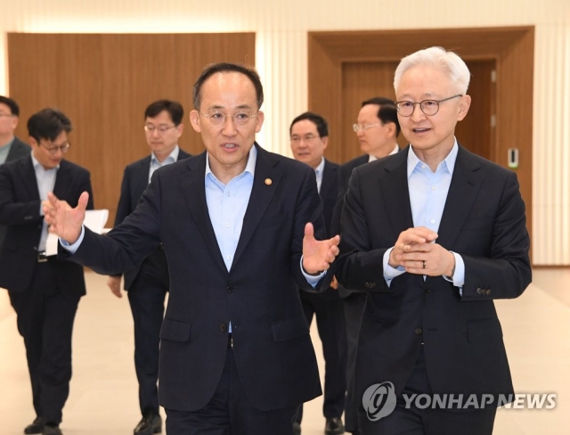 ▲ 추경호 부총리 겸 기획재정부장관이 7일 반도체 초격차 지원을 위해 경기도 평택 삼성전자 평택캠퍼스를 방문, 경계현 삼성전자 대표이사와 대화를 나누며 행사장에 입장하고 있다. ⓒ연합뉴스