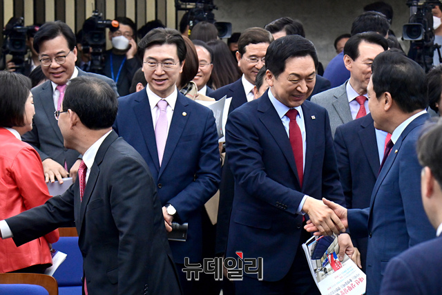 ▲ 김기현 국민의힘 대표와 주호영 원내대표가 7일 오전 국회에서 열린 원내대표 선출 의원총회에 참석하며 의원들과 인사를 나누고 있다.ⓒ이종현 기자