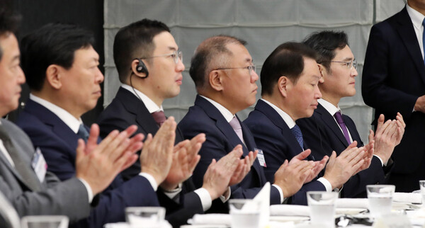 ▲ 3월 17일 도쿄 경단련 회관에서 열린 한일 비즈니스라운드 테이블에서 신동빈 롯데그룹 회장(왼쪽 두 번째부터), 구광모 LG그룹 회장, 정의선 현대자동차그룹 회장, 최태원 SK그룹 회장, 이재용 삼성전자 회장이 박수치고 있다.ⓒ연합뉴스