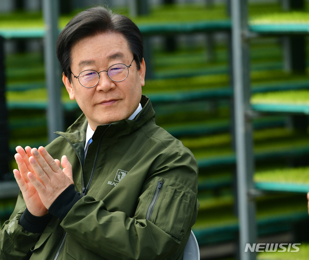 ▲ 이재명 더불어민주당대표가 7일 오후 전남 나주시 노안농협육묘장에서 열린 양곡관리법 재추진 결의를 위한 현장 논민 간담회에 참여하고 있다.ⓒ뉴시스