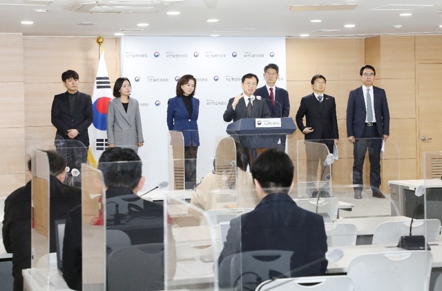 ▲ 국민통합위원회 '팬덤과 민주주의 특별위원회' 관계자들이 7일 정부서울청사에서 열린 기자회견에서 정책 제안을 하고 있다. ⓒ국민통합위원회 제공