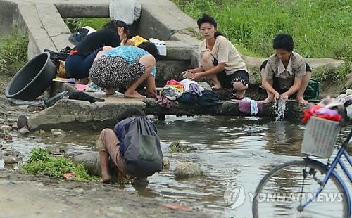 ▲ 북한 함경북도 청진시 교외에서 여성들이 냇가에서 빨래를 하고 있다. ⓒ연합뉴스