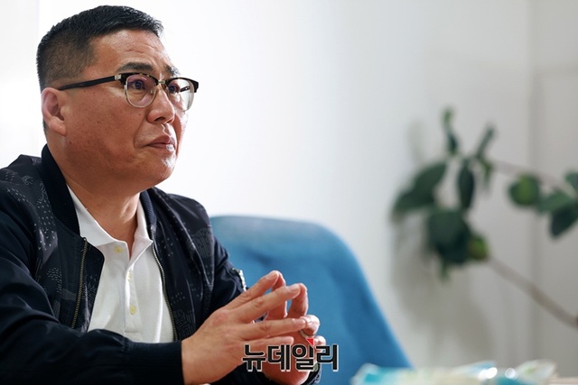 ▲ 황경구 대한민국 애국순찰팀 단장이 10일 뉴데일리 본사 사무실에서 취재진과 인터뷰를 하고 있다. ⓒ정상윤 기자