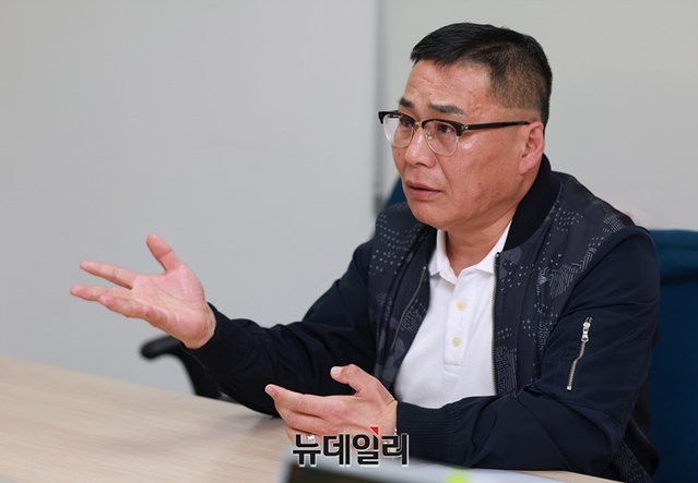 ▲ 황경구 대한민국 애국순찰팀 단장이 10일 뉴데일리 본사 사무실에서 취재진과 인터뷰를 하고 있다. ⓒ정상윤 기자