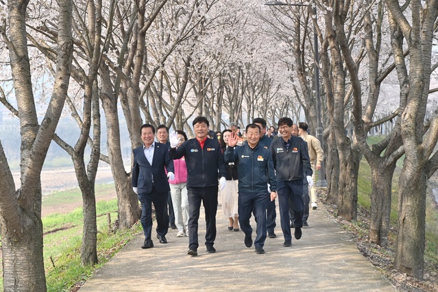 ▲ 청송군(군수 윤경희)은 진보면 광덕리 주민들의 오랜 숙원사업인 ‘광덕교 인도교 설치’를 마무리하고 7일 개통기념식과 벚꽃길 걷기행사를 가졌다.ⓒ청송군