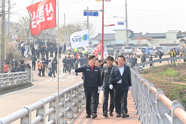 ▲ 이번 걷기 행사 코스는 광덕교 남쪽(진보방면)입구에서 출발해 인도교를 지나 광덕 벚꽃길을 돌아오는 왕복 2.3㎞ 구간으로 1시간 정도 진행됐다.ⓒ청송군