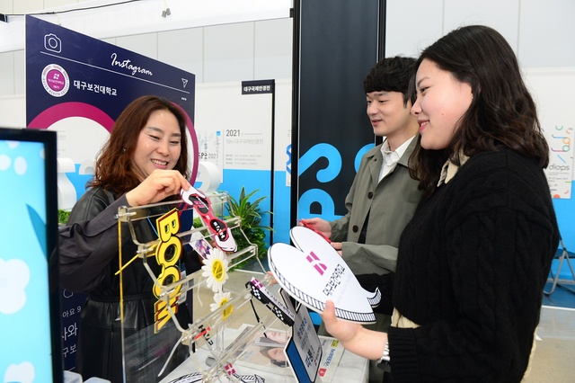 ▲ 대구국제안경전 대구보건대학교 부스에서 진행중인 포토존 이벤트에 참여하는 관람객에게 안경테 선정 방법에 대해 설명하고 있다.ⓒ대구보건대