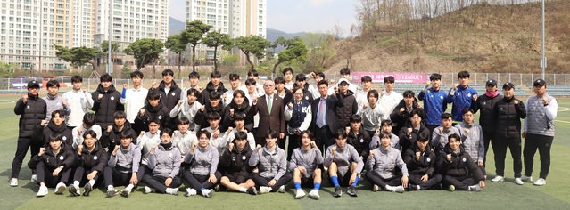 ▲ 차천수 총장은 이날 오후 청주대학교 축구 전용구장에서 열린 ‘2023 대학축구 U-리그’ 1권역 4차전 경기에 앞서 선수단을 격려하고 있다. 청주대 축구부는 이날 대회에서 고려대를 만나 이원준의 결승 헤더골로 1대0 승리했다.ⓒ청주대