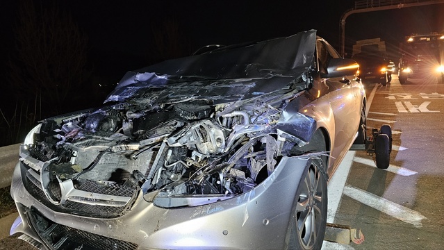 ▲ 1t 화물차 추돌사고로 차량 앞 부분이 크게 파손된 벤츠 승용차.ⓒ송영훈 객원기자