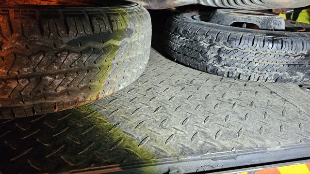 ▲ 벤츠 승용차가 1t 화물차를 추돌하면서 그 충격으로 고속도로에 떨어졌던 화물차 스페이어 타이어 2개.ⓒ송영훈 객원기자