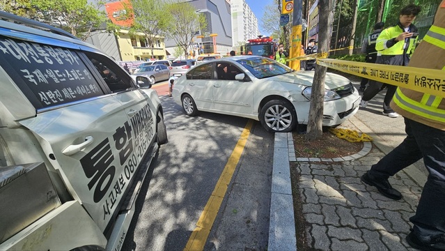 ▲ 만취 상태에서 흰색 승용차를 운전하던 A 씨가 중앙선을 넘어 인도로 돌진, 5명의 사상자를 낸 뒤 멈춰서 있다.ⓒ송영훈 객원기자