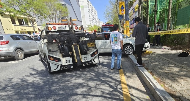 ▲ 경찰이 인도로 돌진한 사고 차량에 대해 사고 수습을 하고 있다.ⓒ송영훈 객원기자