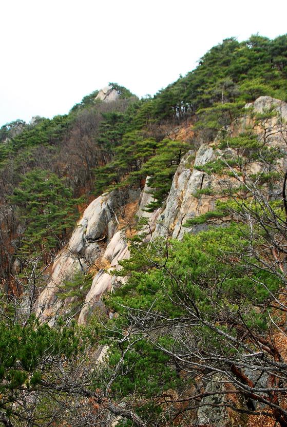 ▲ 하산하면서 바라본 남릉의 산세.ⓒ진경수 山 애호가