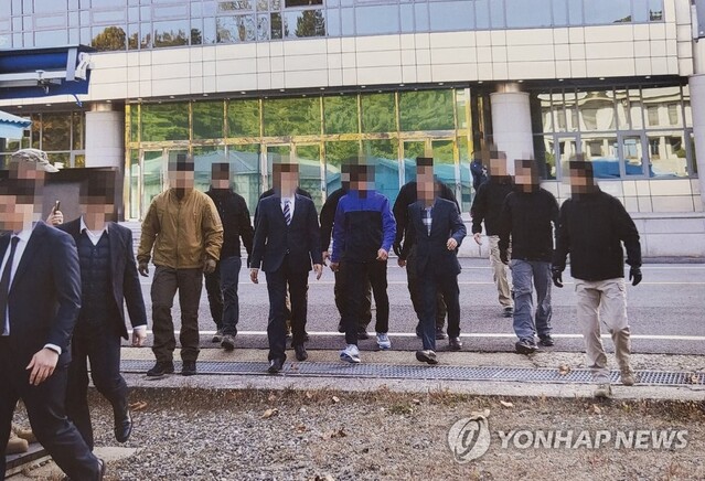 ▲ 통일부는 지난 2019년 11월 판문점에서 탈북어민 2명을 북한으로 송환하던 당시 촬영한 사진을 2022년 7월 12일 공개했다. 당시 정부는 북한 선원 2명이 동료 16명을 살해하고 탈북해 귀순 의사를 밝혔으나 판문점을 통해 북한으로 추방했다. ⓒ연합뉴스