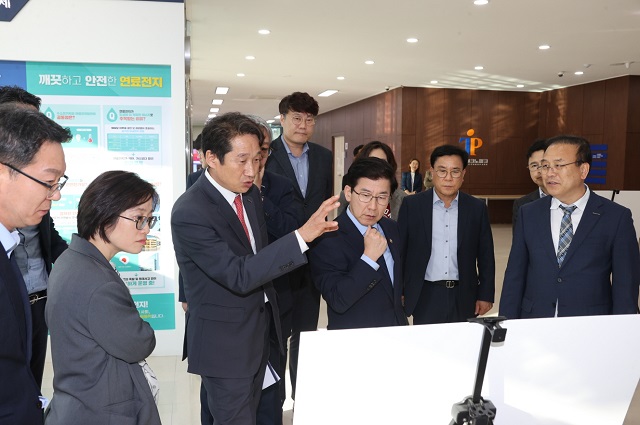 ▲ 최상대 기획재정부 제2차관(오른쪽에서 세번째)과 김남일 부시장(오른쪽에서 네번째)이 포항tp 5벤처동 수소연료전지인증센터를 둘러보고 있다.ⓒ포항시