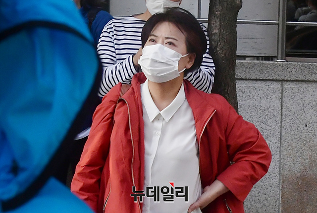 ▲ 윤희숙 전 국민의힘 의원이 24일 서울 중구 청계광장에서 열린 송영길 더불어민주당 서울시장 후보 합동유세장에서 유세를 지켜보고 있다. ⓒ이종현 기자