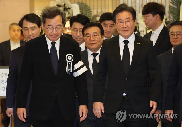 ▲ 이낙연 전 더불어민주당 대표(왼쪽)가 9일 오후 장인상 빈소가 마련된 서울 강남구 삼성서울병원 장례식장에서 조문을 마친 이재명 더불어민주당 대표를 배웅하고 있다.ⓒ연합뉴스(공동취재사진)