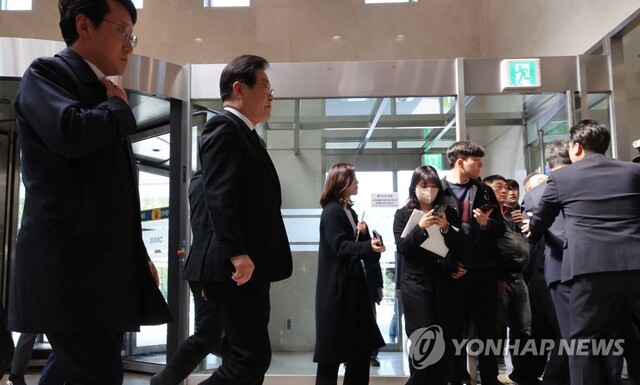 ▲ 이재명 더불어민주당 대표가 9일 오후 이낙연 전 대표 장인상 빈소가 마련된 서울 강남구 삼성서울병원에 조문을 하기 위해 도착, 항의하는 이 전 대표 지지자 옆을 지나고 있다ⓒ연합뉴스