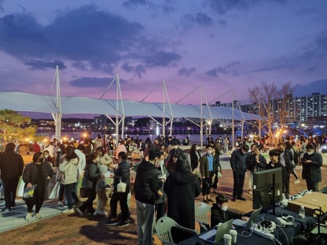 ▲ 영천시(시장 최기문)는 지난 7일 망정 우로지 공원에서 청년창업가 로컬마켓과 청년 아티스트들이 주인공이 되는 ‘청년고리 프로젝트·청춘콘서트’를 열었다.ⓒ영천시