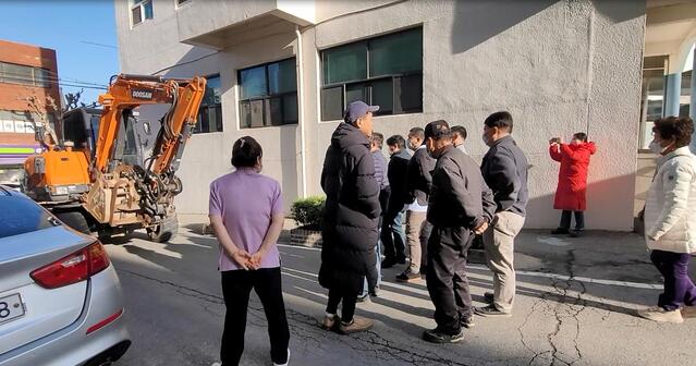▲ 청주시가 신청사 건립을 위해 지난 8일 청주병원 주차장 시설물 보강하려 했으며 청주병원 관계자들고 마찰을 빚으면서 진행하지 못했다.ⓒ청주시