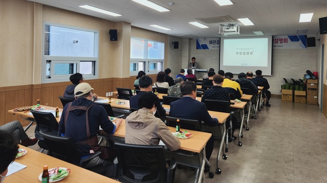 ▲ 칠곡군은 지난 7일 간판개선추진위원회 위원, 사업관계자 등 40여 명이 참여한 가운데 왜관읍 2번도로길 간판개선사업 주민설명회를 가졌다.ⓒ칠곡군