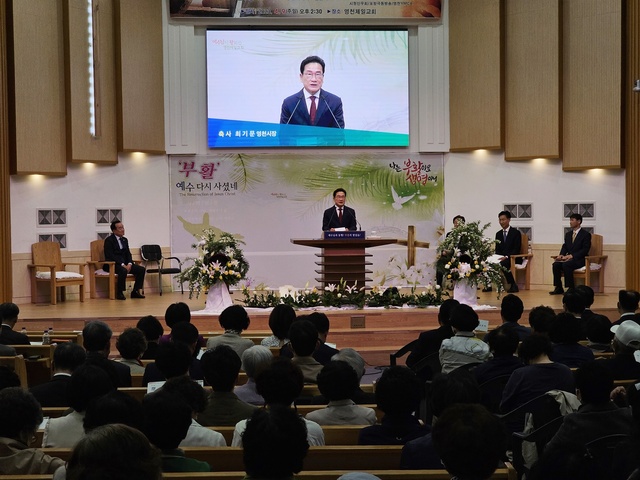 ▲ 최기문 영천시장은 “부활절 축복의 기운을 받아 대구 군부대 유치를 비롯한 영천시 발전을 위해 최선을 다하겠다”고 말했다.ⓒ영천시