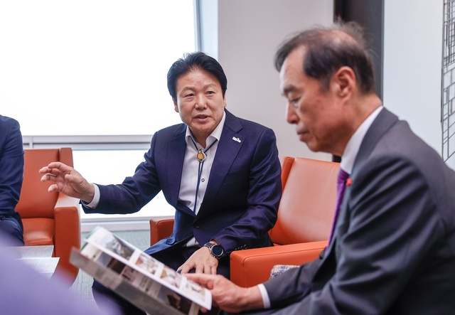 ▲ 이병환 성주군수(왼쪽)는 지난 6일  전국경제인연합회 김병준 회장을 만나‘심산문화테마파크 조성사업’ 칠봉산휴(休)테마관(숙박시설) 조성을 위한 세일즈마케팅을 펼쳤다.ⓒ성주군