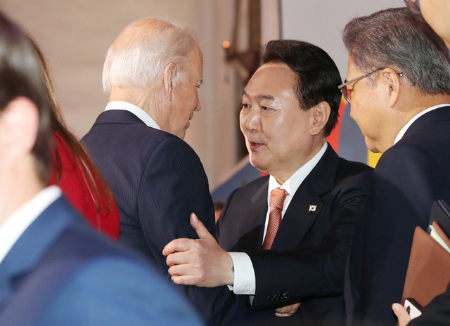 ▲ 윤석열 대통령이 지난해 9월 뉴욕 한 빌딩에서 열린 글로벌펀드 제7차 재정공약회의를 마친 후 조 바이든 미국 대통령과 대화하고 있다. ⓒ뉴시스