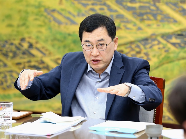 ▲ 주낙영 시장이 10일 오전 시청 대외협력실에서 국·소·본부장 회의를 열고 중점 사업을 점검하고 있다.ⓒ경주시