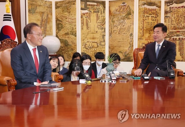 ▲ 윤재옥 국민의힘 신임 원내대표가 10일 오전 국회의장집무실을 예방, 김진표 국회의장과 면담하고 있다. ⓒ연합뉴스