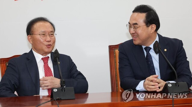 ▲ 윤재옥 국민의힘 원내대표가 10일 국회 더불어민주당 원내대표실을 방문, 박홍근 원내대표와 대화하고 있다.ⓒ연합뉴스