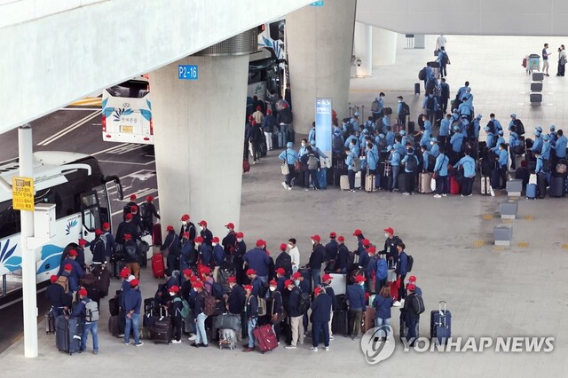 ▲ 버스 대기하는 외국인노동자들.ⓒ연합뉴스