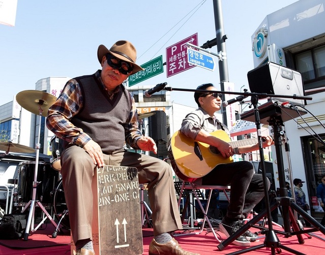 ▲ 지난 9일 조치원 봄꽃축제에 최민호 세종시장이 타악기인 '카혼'을 연주하고 있다.ⓒ세종시