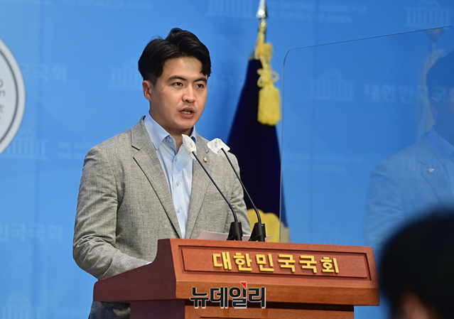 ▲ 오영환 더불어민주당 원내대변인이 2022년7월17일 오후 국회 소통관에서 브리핑을 하고 있다. ⓒ정상윤 기자