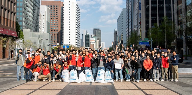 ▲ 황일문 SK렌터카 대표이사가 임직원들과 함께 서울 청계천 인근에서 쓰레기를 줍는 봉사활동에 참여한 후 단체사진을 촬영했다. ⓒSK렌터카