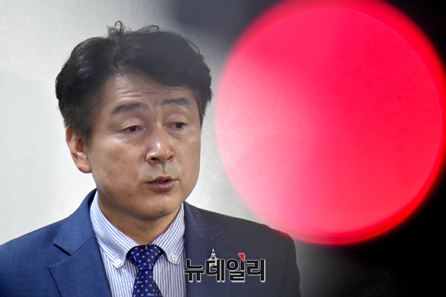▲ 국회 법제사법위원회 기동민 더불어민주당 간사가 지난해 10월 20일 오전 국회 법사위 전체회의실 앞에서 민주당 중앙당사 압수수색 시도 관련 규탄 기자회견을 하고 있다. ⓒ이종현 기자